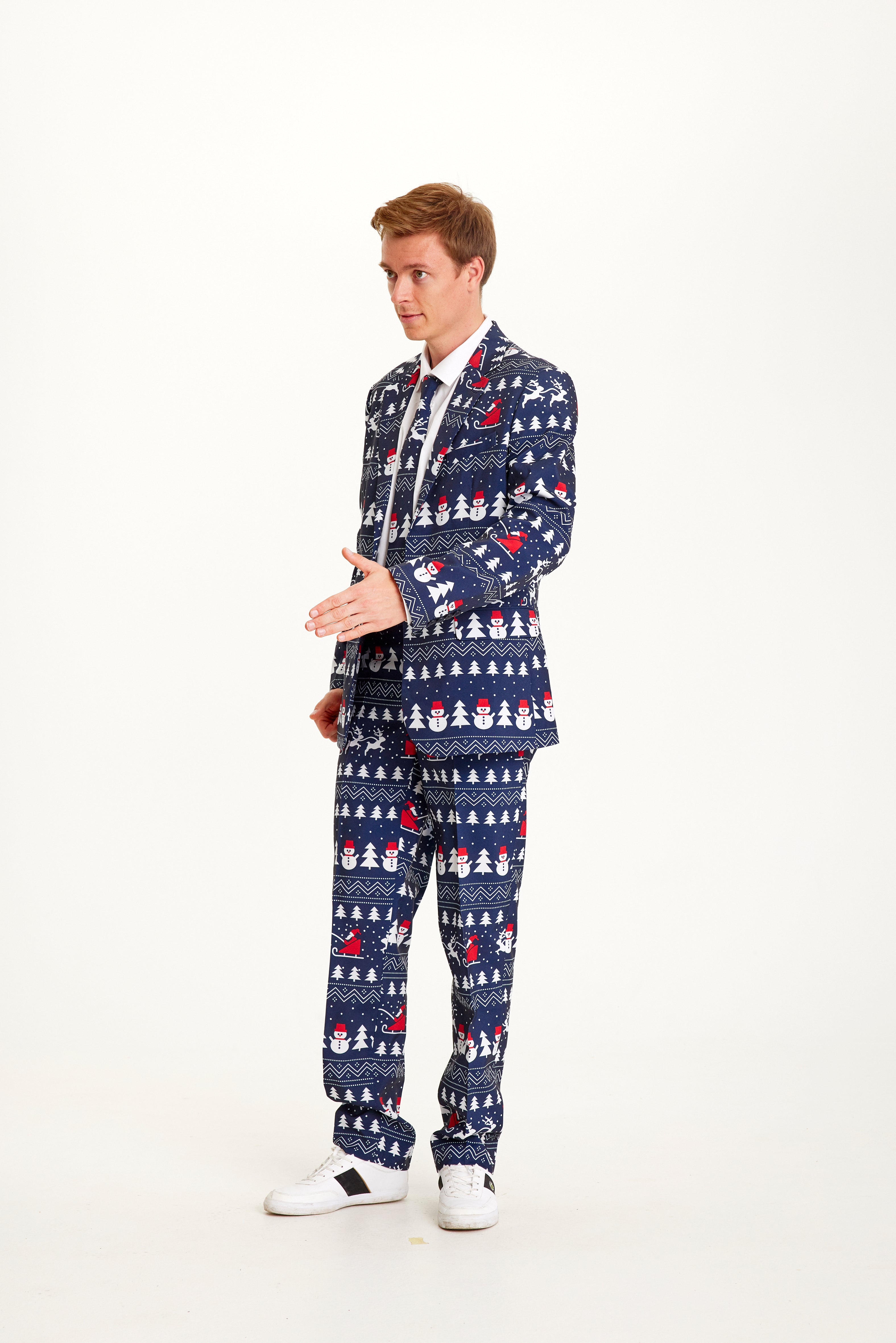 Un homme posant portant un costume de Noël bleu.